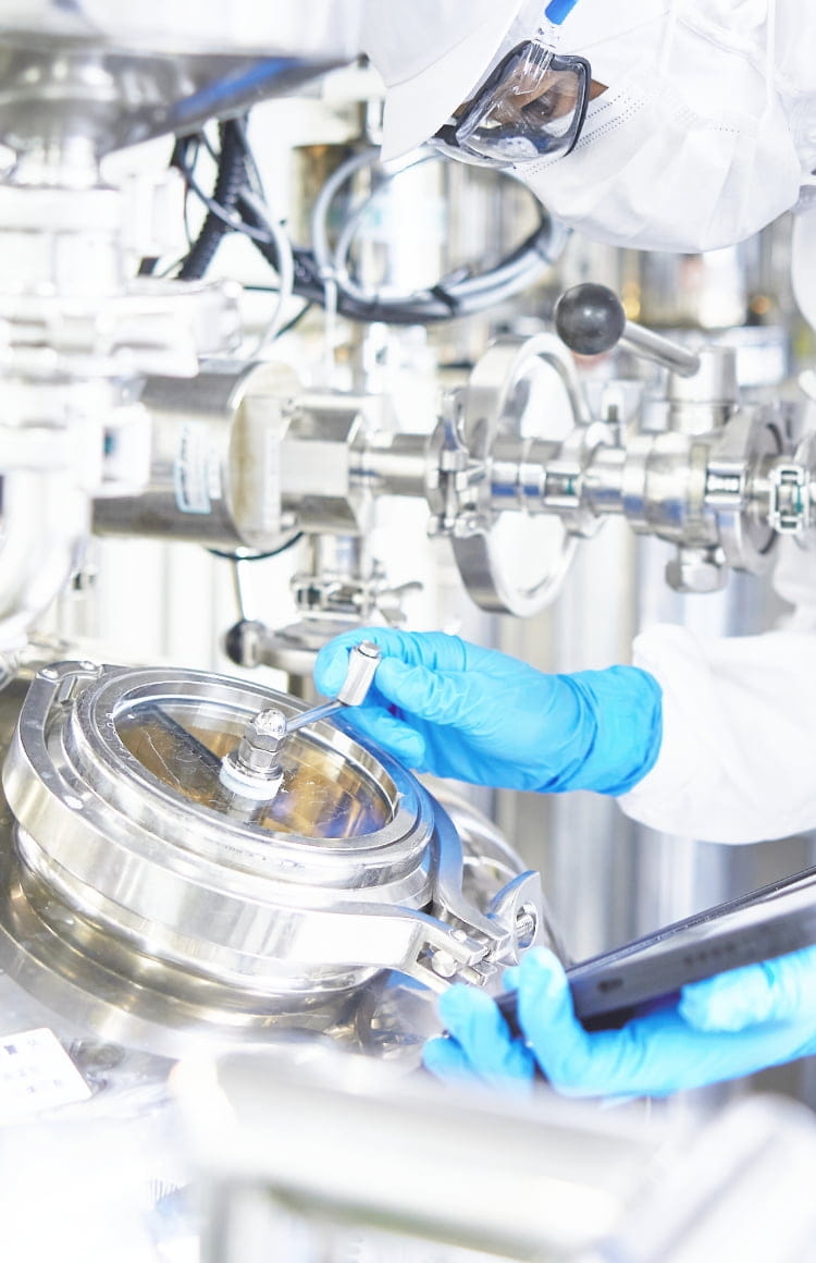 製薬道具を確認している方